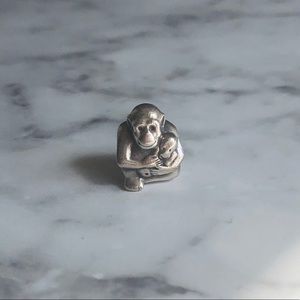 Pandora monkey mama and baby